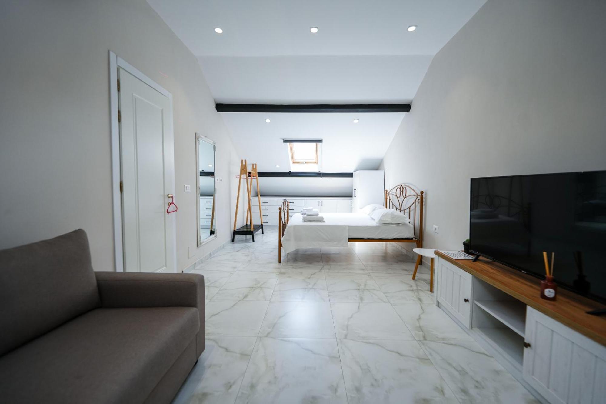 City Center Hideout - Studio Apartment Tiranë Luaran gambar