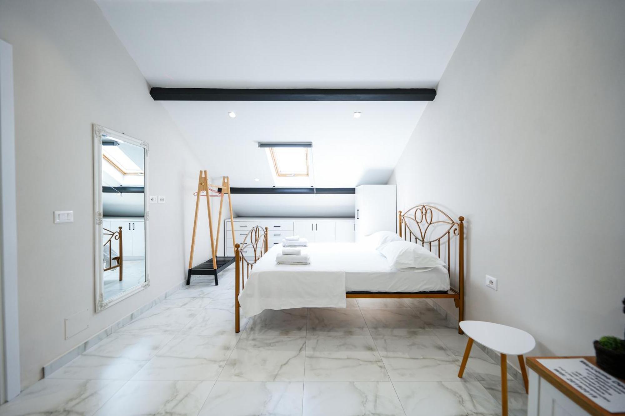 City Center Hideout - Studio Apartment Tiranë Luaran gambar