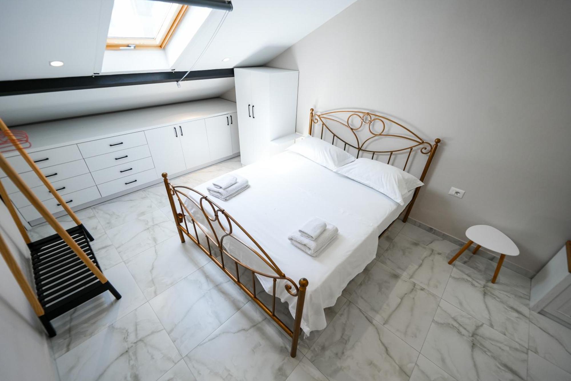 City Center Hideout - Studio Apartment Tiranë Luaran gambar